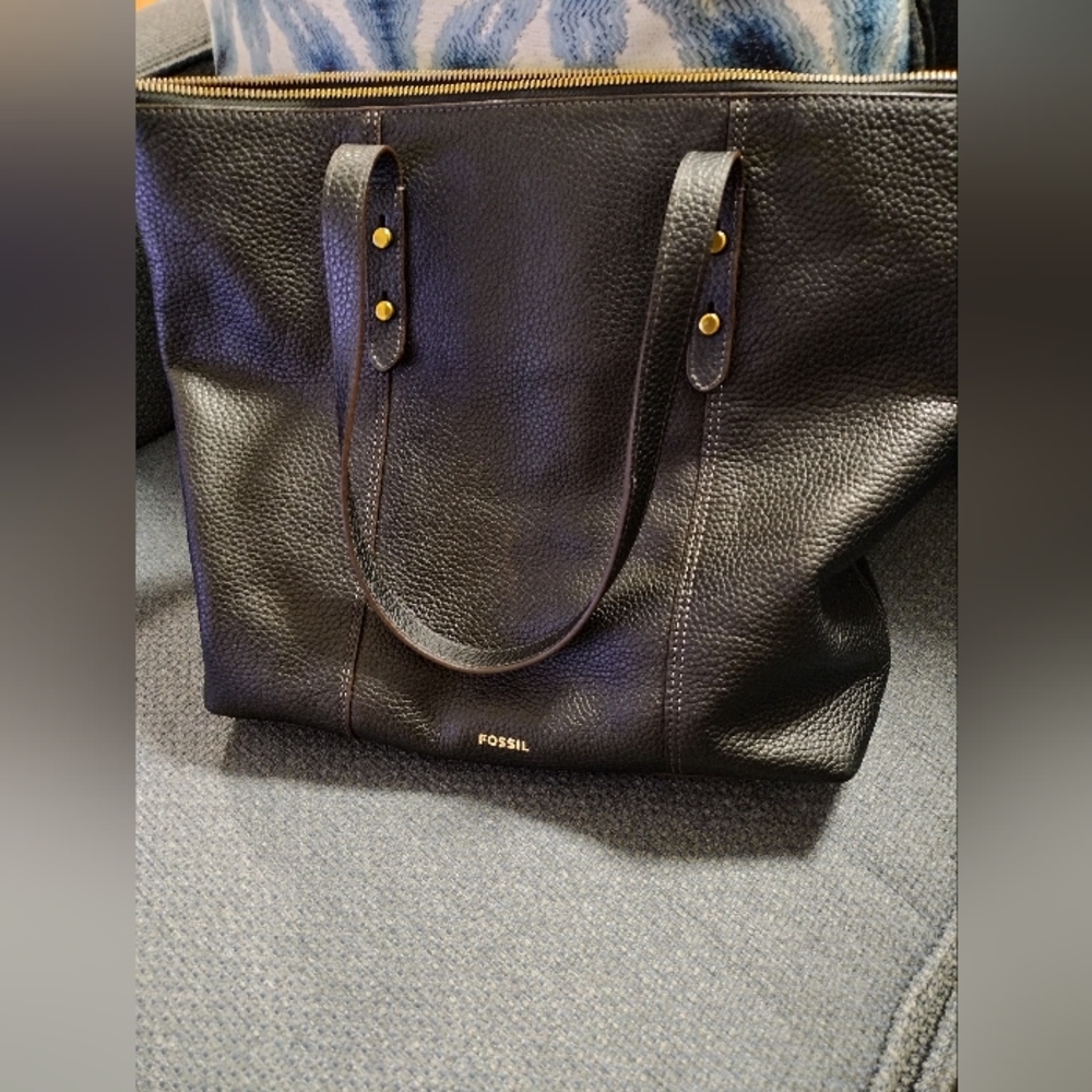 Fossil leather tote (stain inside see pic)